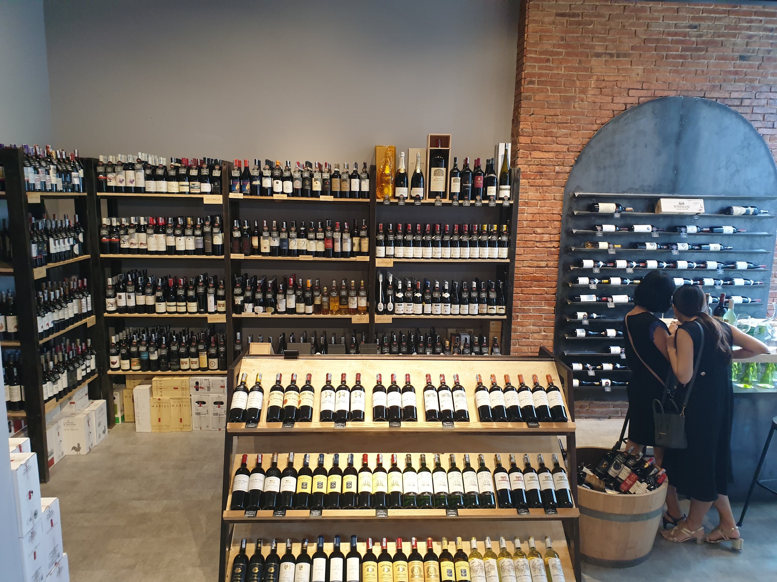 HAPPY THE WAREHOUSE WINE BRAND OPENING AT VINHOMES CENTRAL PARK